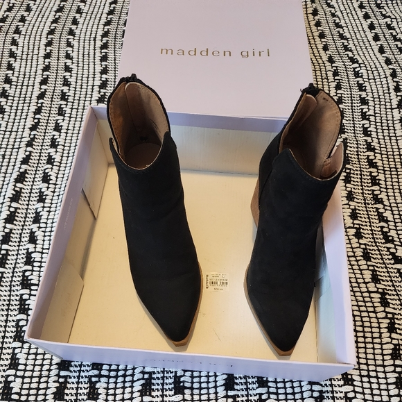 Black suede, slit ankle madden girl booties. - Picture 3 of 7